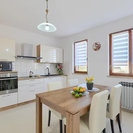 Christina * بولا